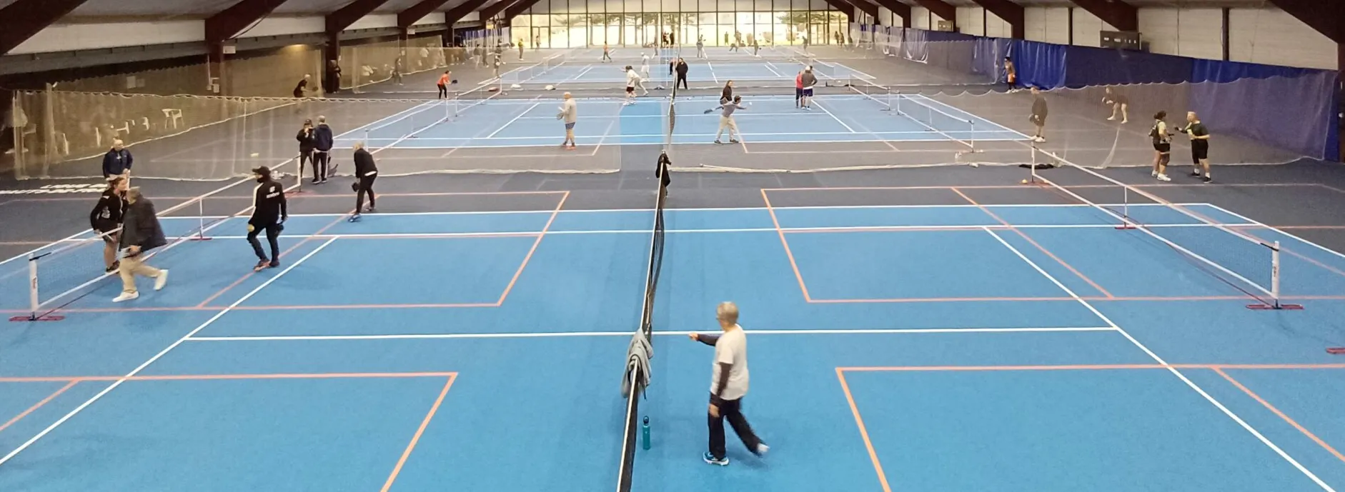Courts de tennis avec lignes pickleball tracées en scotch — l'habituel